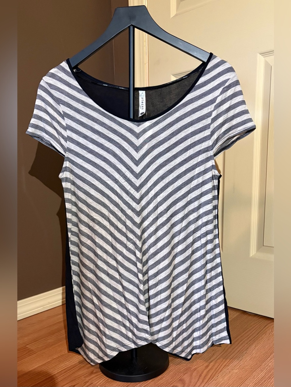 Kensie Black & White Striped Short-Sleeve Scoop Tee Size Small NWT - Picture 3 of 6
